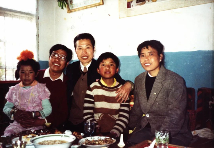 ▲张元坤和藏族学生巴珠一家（中，1999年摄）