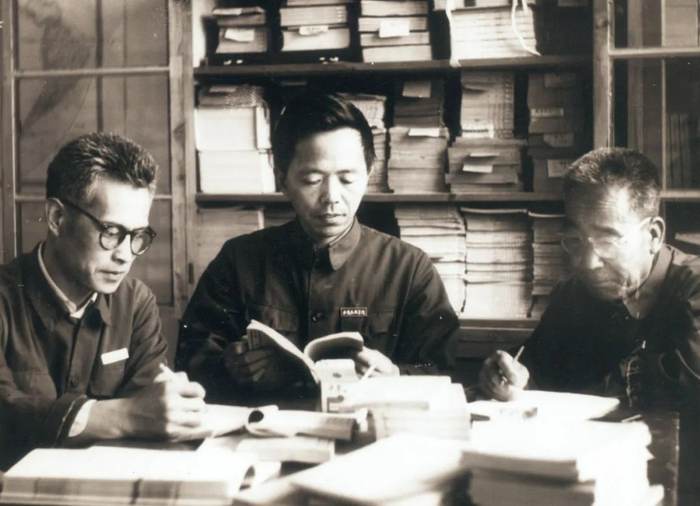 ▲华东师大历史系校友顾祖成（1981年摄 中）