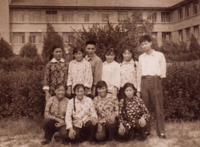 ▲华东师大中文系校友程福宁（ 右一，1963年摄）