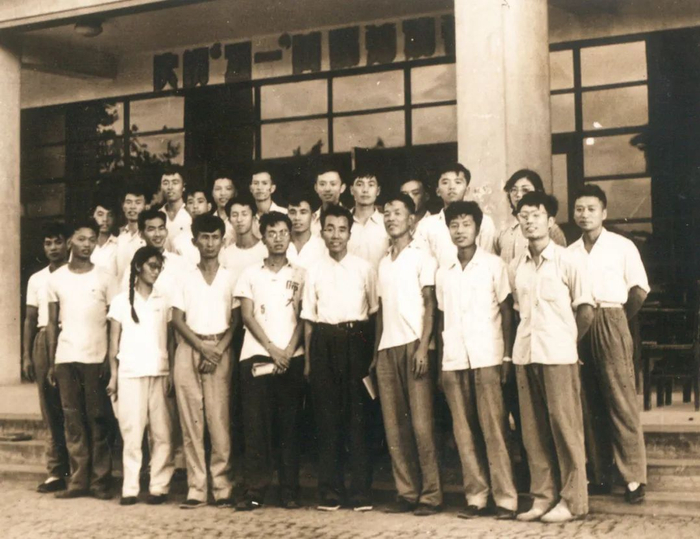 ▲1960年，30余名华东师大毕业生响应“支边”号召，奔赴刚成立两年的西藏公学（西藏民族大学前身）任教，党委书记常溪萍与这些毕业生们合影。这张珍贵的照片被顾祖成、张元坤、胡秉之等很多人一生珍藏。