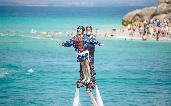 ④2月15日，在三亚市蜈支洲岛景区，游客体验水上项目。 海南日报记者 袁琛 摄