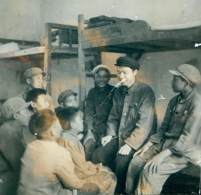 ▲华东师大政教系校友张元坤（右二，1973年摄）