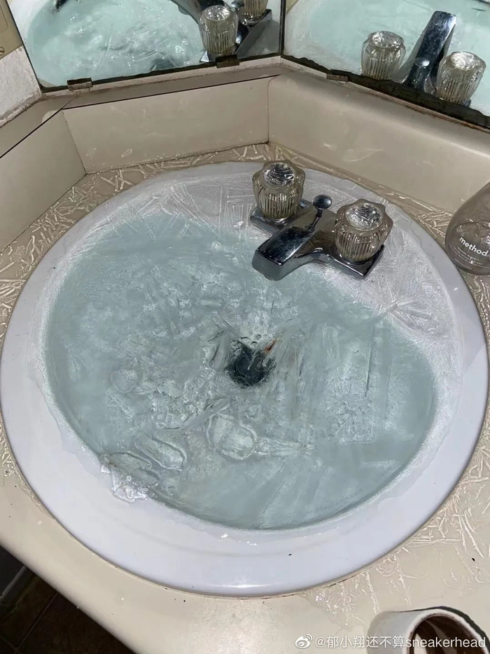 网友家中的水池被冻住。图源 | 微博网友“郁小翔还不算sneakerhead”