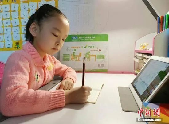 资料图：孩子在家中上课。翟羽佳　摄