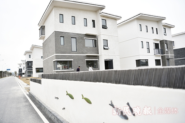 图说：新强村鼓励村民“上楼”生活。孙中钦 摄