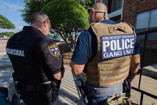  军方、警方与FBI合作调查应征者背景（Military.com）