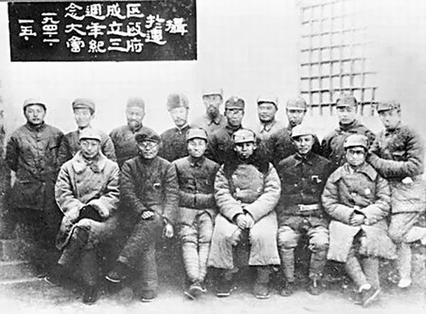 图为1941年1月15日，彭真（前排右三）、聂荣臻（前排左一）、程子华（前排左三）在晋察冀边区政府成立三周年之际与边区政府委员合影。