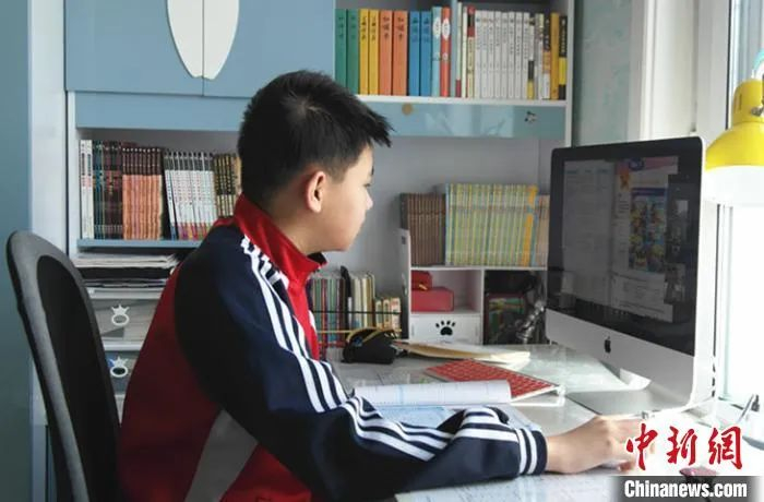 资料图：学生在家里上课。（图文无关）吕品 摄