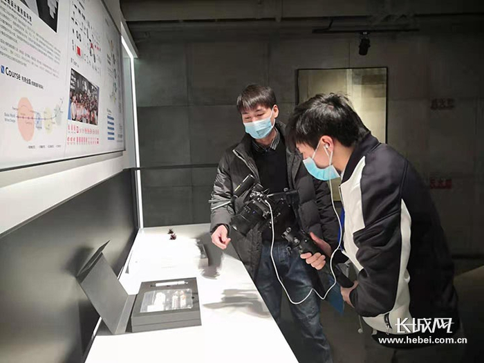汪启向记者介绍公司设计的液态金属3D手写笔。长城网记者  赵晓慧 摄