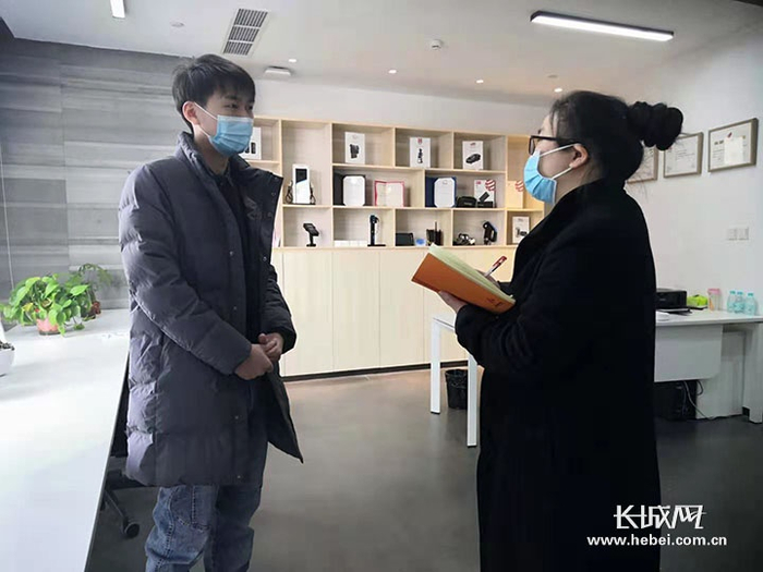 记者采访汪启在河北的工作生活情况。长城网记者 张荣鹏 摄