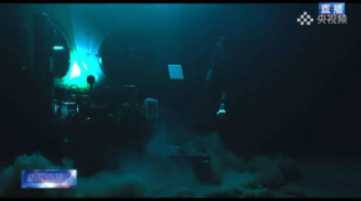 “奋斗者号“触底瞬间激起了海底的沉积物（图片来源：央视频）