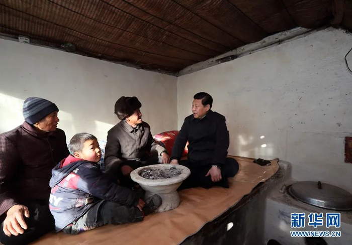 这是习近平在龙泉关镇骆驼湾村看望唐荣斌老人一家。 新华社记者兰红光摄