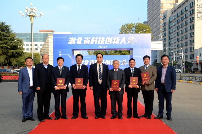 ▲张启发院士、校领导与获奖代表合影（匡敏 摄）