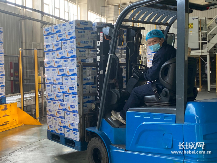 工作人员用叉车将成品运送到运输车辆。张新宇 摄