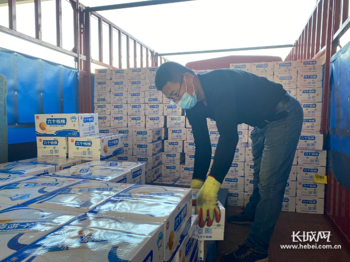 工作人员将成品摆放整齐。张新宇 摄