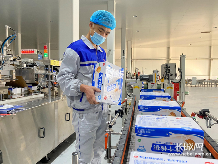 工作人员随机检查成品是否合格。张新宇 摄