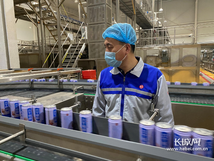 工作人员紧盯确保生产线不出差错。张新宇 摄