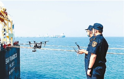 　　海关关员使用技术手段进行重量鉴定。 