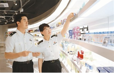 　　黄岛海关关员现场监管跨境电商进口商品。 