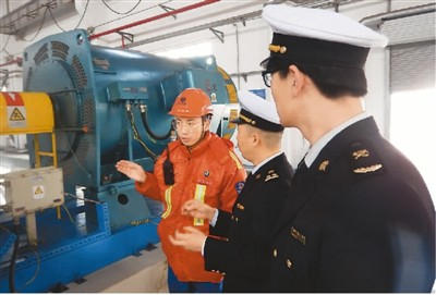 　　海关关员在泵房监管启动保税原油混兑调和业务。 