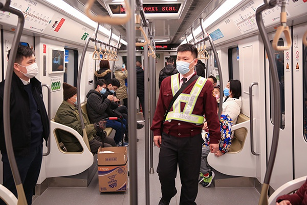  多职能列控员俞璡栋在15号线车厢内巡视。&nbsp;本文图均为&nbsp;王雨青 图