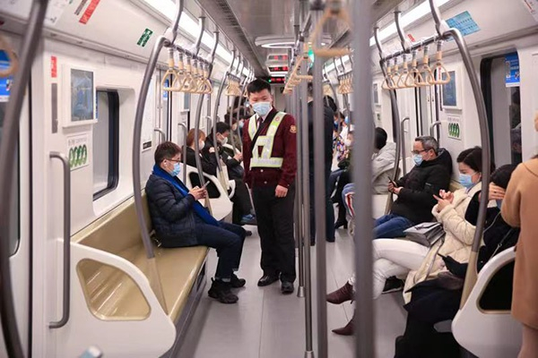 多职能列控员俞璡栋在15号线车厢内巡视。