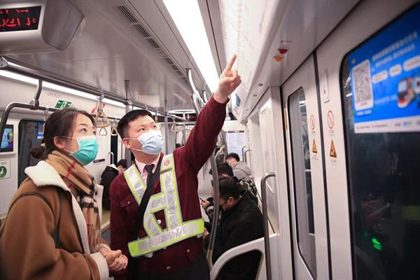 俞璡栋为问询乘客解答问题。