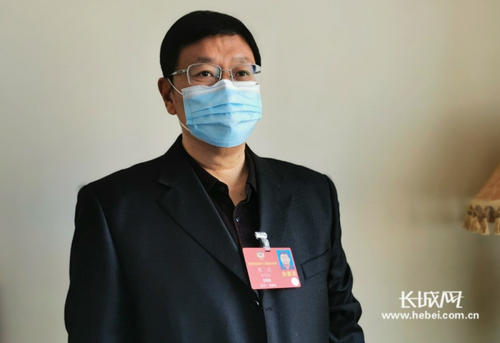                        河北省政协委员、正定中学校长周庆。长城网记者 胡晓梅 摄