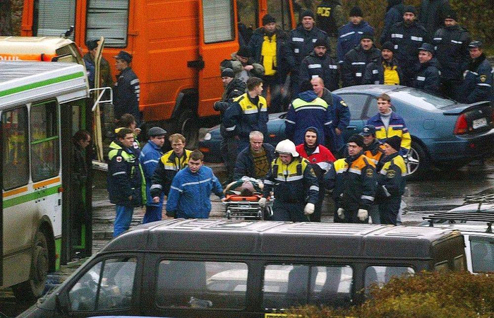 △当地时间2002年10月26日，莫斯科杜布罗夫卡剧院外，俄内政部救援队运输被解救人质。图片来自视觉中国