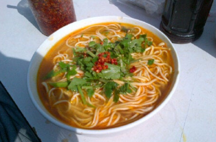 “四厂烩面是我童年最深的回忆，有时买上票最少要等两个小时才能吃到。”