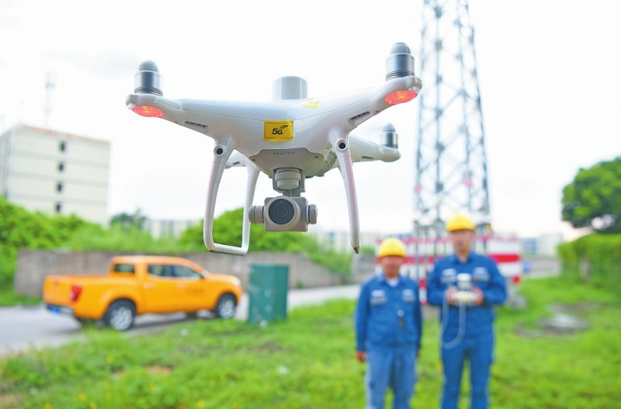 　　广东电网公司广州供电局工作人员对装有5G信号的无人机进行自动巡线调整。南网传媒全媒体记者 赖増鹏 摄