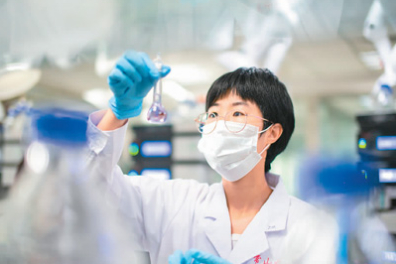 图为2020年5月15日，河北省石家庄市正定县，位于正定高新区的河北常山生化药业股份有限公司内，科研人员正在药物研究院研发新药。武志伟摄（人民视觉）