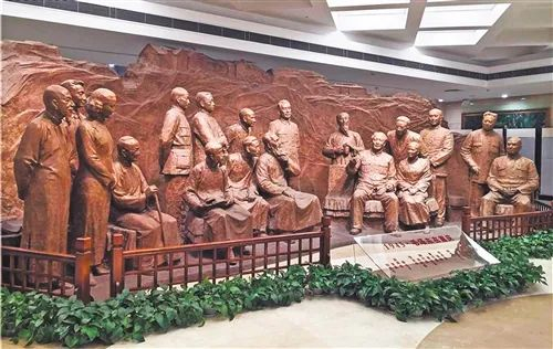 中国民主党派历史陈列馆内的主题雕塑《1945·毛泽东在重庆》。经济日报记者吴陆牧摄