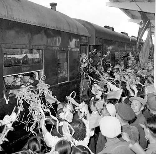 这是1958年10月25日拍摄的中国人民志愿军总部全体官兵撤离朝鲜时，在平壤车站受到热烈欢送的情景。图片来源：新华社