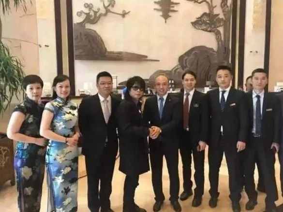 跑地产活动的山寨伍佰