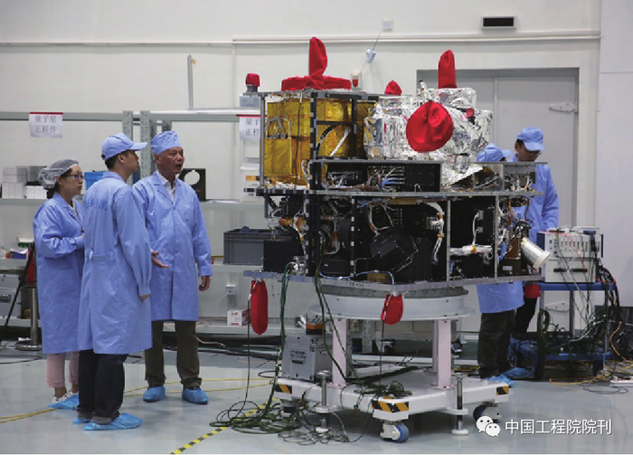 图1 正在建造和测试的Mozi卫星的实际图像。图片来源：Cai Yang（新华社）
