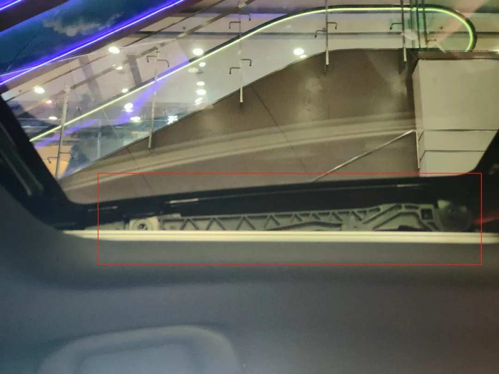 秦PLUS DM-i展车天窗露出的铰链结构，图源受访者