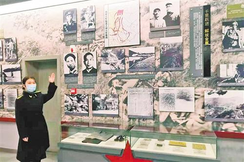 讲解员吴昊娅介绍当年刘邓大军挺进大别山的情况。闫硕摄