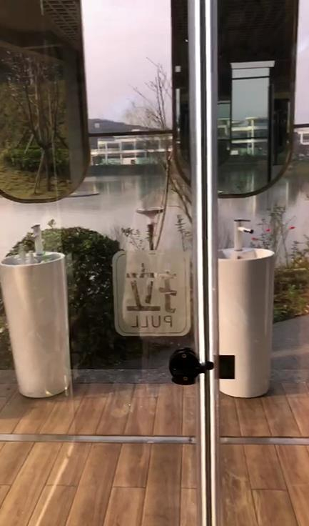  单向透明厕所引发关注。来源：犍为世界茉莉博览园