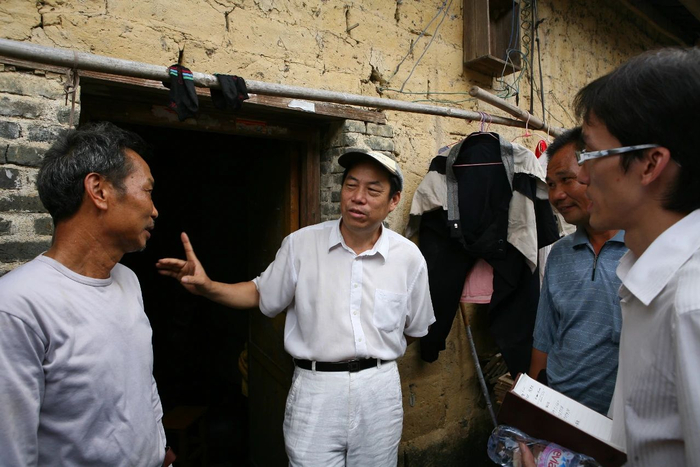 ▲ 2010年7月28日，杨国强在广东英德树山村熊屋调研
