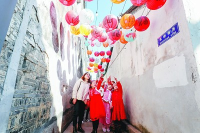 &nbsp;&nbsp;&nbsp;&nbsp;游客游览浙江省湖州市小西街历史文化街区。陆一平摄/光明图片