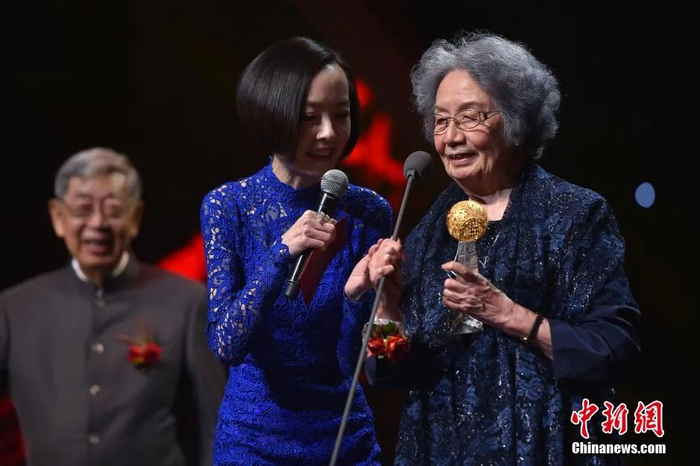 资料图：2016年，叶嘉莹获“影响世界华人终身成就奖”。中新网记者 金硕 摄