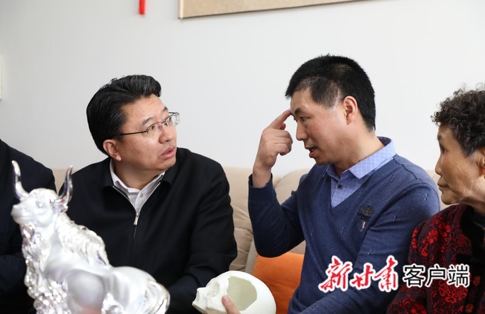 祁发宝介绍受伤情况。