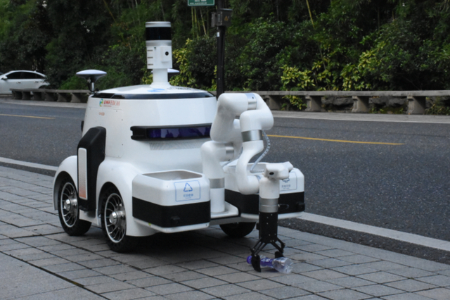 ▲江干区街道上的垃圾分拣机器人 来源：江干发布