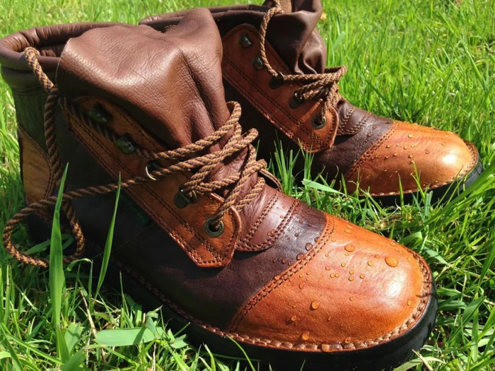 众所周知，真皮都很怕水，它能在皮具表面形成一道疏水的保护膜。