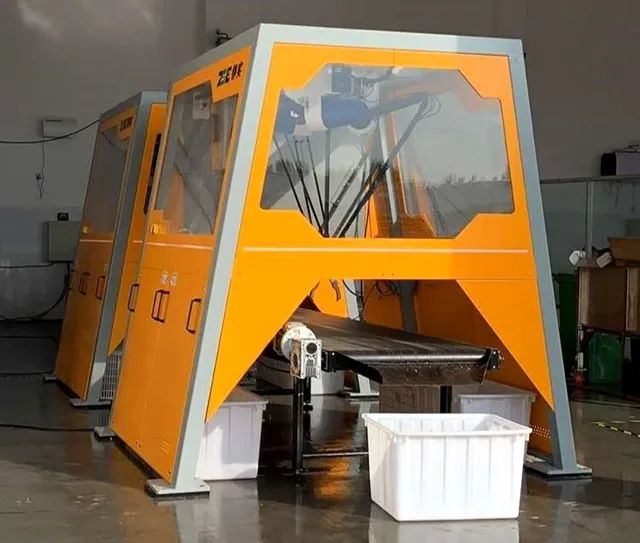 ▲北京大兴人工智能垃圾分拣机器人在垃圾中转站现场