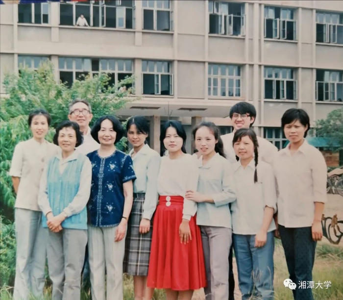 （图片由刘庆云教授提供 前排左二为刘庆云教授