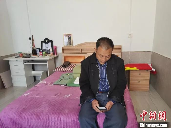 肖思远牺牲后，父亲肖胜松总是像这样拿着手机回忆与儿子视频通话的场景。　王登峰　摄