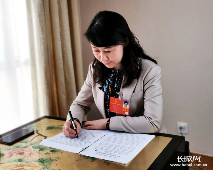 “优秀传统文化进课本进课堂进校园，归根到底是进脑袋。”河北人大代表、承德市音乐家协会副主席曹宗华说。长城网记者 郑梦婷 摄