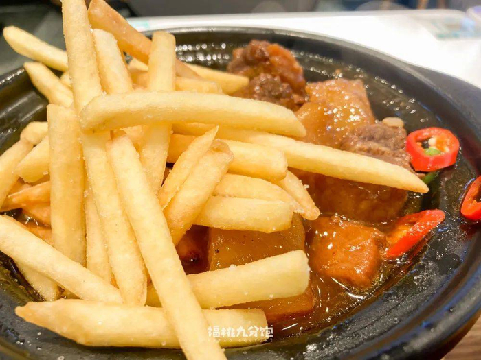 ▲ 中菜西吃，牛腩肉汁薯条！